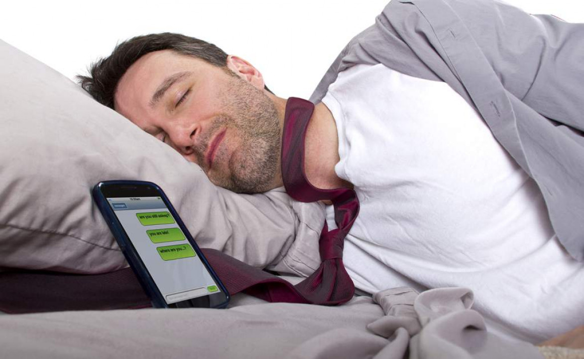 Por qué es importante alejarte de tu celular por las noches